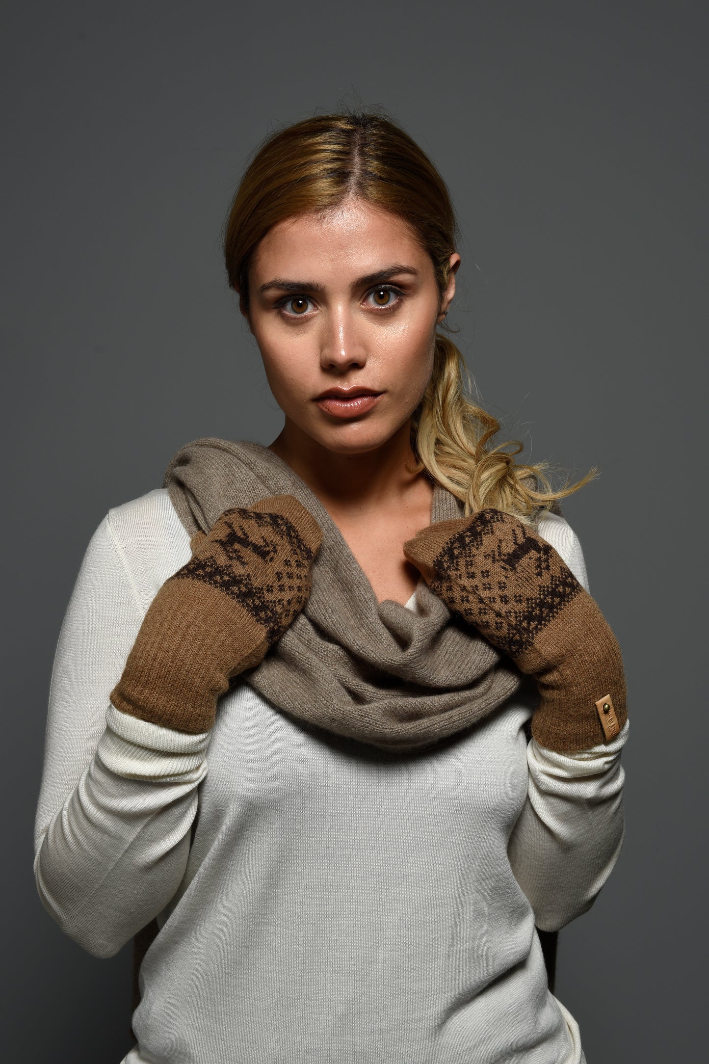 "Bugat" Camel Wool Mittens